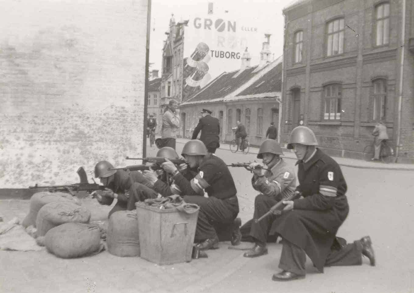 Frihedskæmpere ved Vejlegadebro 5. maj 1945