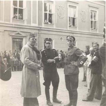 Løjtnant Juhl foran Nakskov Politistation