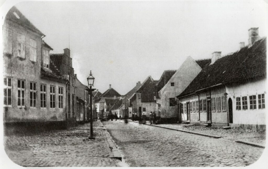 En gadelampe og gamle huse