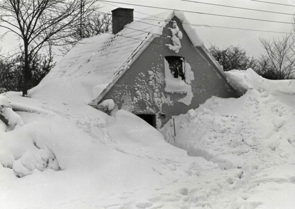 Et hus begravet i sne