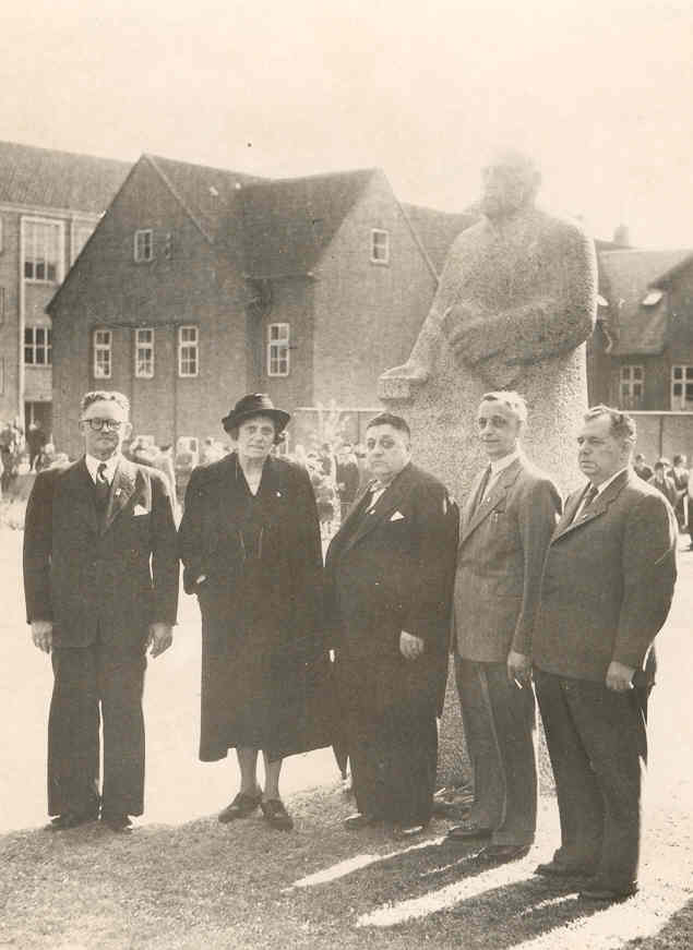 Folk foran statue