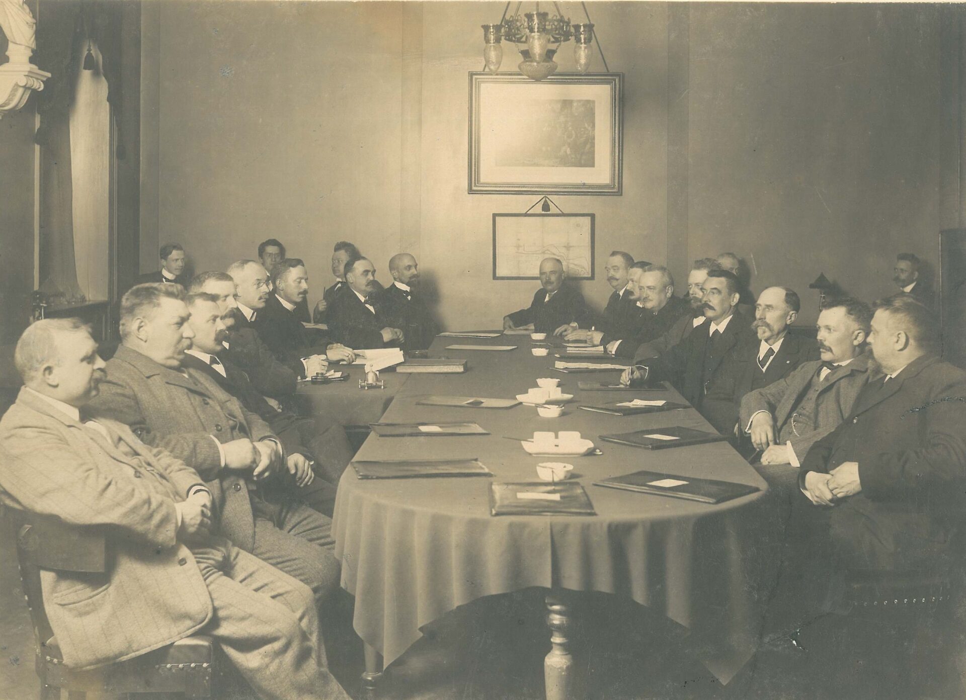 22 mænd omkring et stort bord